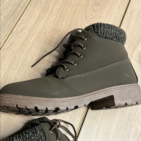 Rogue Green Lace Up Boots with Sturdy Build - Picture 2 of 8